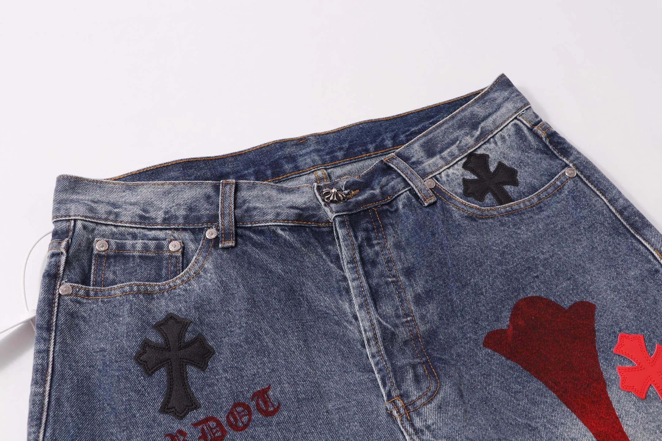 P260 Style No.: H97 Croxin & 𝐂𝐡𝐫𝐨𝐦𝐞 𝐇𝐞𝐚𝐫𝐭 Pingtai SS25 blue and red printed jeans. Styles with different wash textures are very friendly to people with thin legs. The slightly flared version perfectly modifies the leg shape. The timeless and moderate length makes it easy to match and match. It is the basis for various styles and is a must-have in your wardrobe! The fabric is stiff but also makes the upper body soft without losing texture. The washing process is even more perfect. It is a must-have item for everyone! ! ! Washed wheat, hang tag, pants label, three labels complete Color: blue Size: 28-30-32-34-36